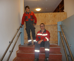 Niclas Rehder und Thorsten Colmsee am neuen Geländer