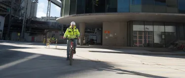 mitarbeiter-holcim-auf-fahrrad