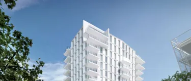 Modernes Hochhaus mit Bäumen.