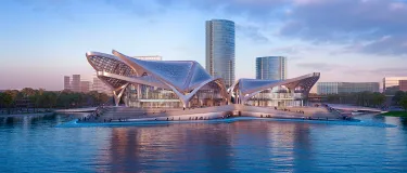 Architektonisches Gebäude am Ufer eines Gewässers