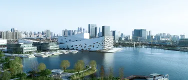 Blick auf Architektur Gebäude an einem Hafen im Vordergrund einer Stadt.