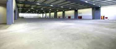 Halle von innen mit Industrieboden aus Beton.