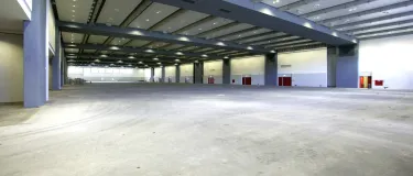 Halle von innen mit Industrieboden aus Beton.