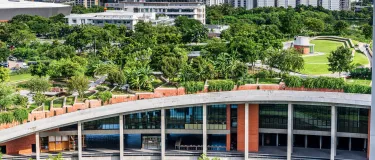 Betongebäude mit begrüntem Dach.