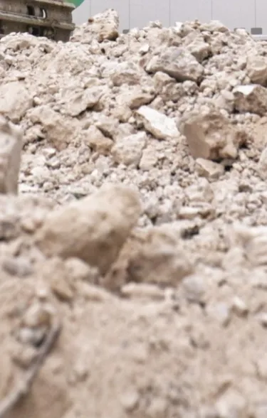 Abbruchmaterial aus einem abgerissenen Gebaeude.