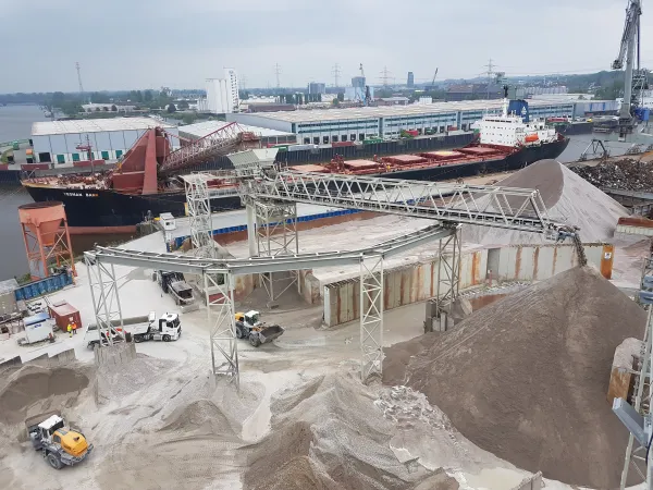 Schiff an einem Gesteinskörnungs-Terminal.