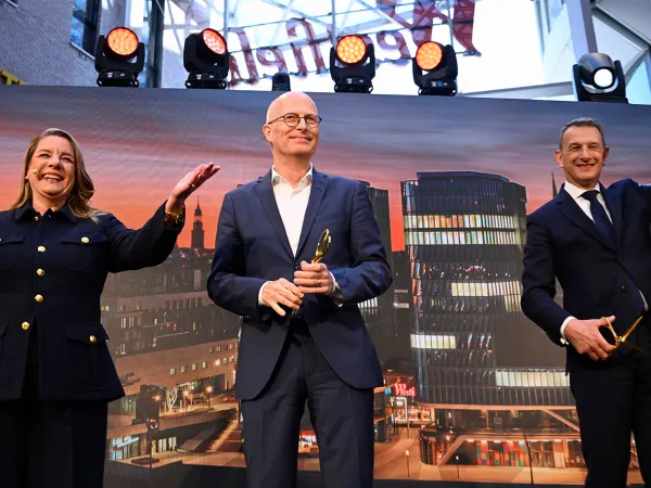 Drei Personen auf einer Bühne