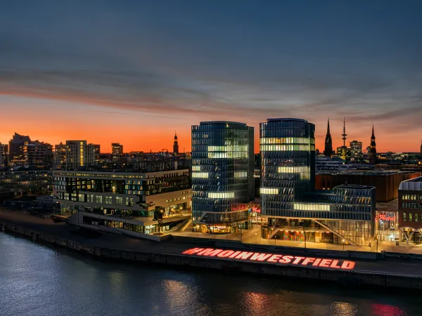 Westfield Überseequartier Einkaufszentrum beleuchtet bei Nacht.