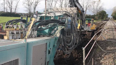 Baufahrzeug beim Bau einer Bahnstrecke.