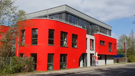 Haus mit markantem, roten Putz: Die neue DRK-Zentrale in Beckum
