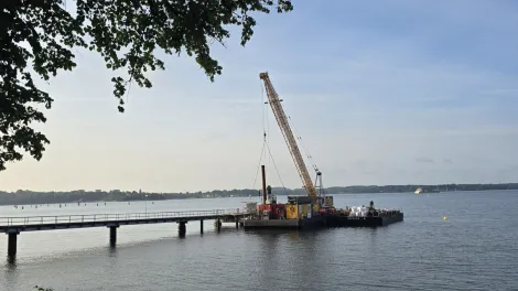 Faehranleger im Meer mit einer Plattform mit einem Kran.
