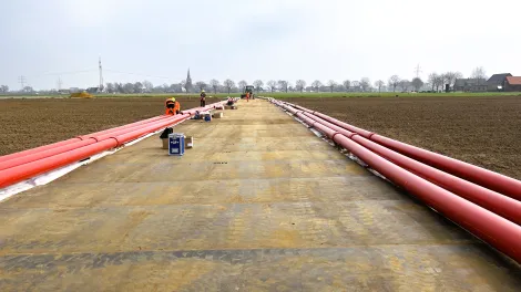 Baustellenbild Gleichstromtrasse A Nord - Rohre entlang der Trasse.