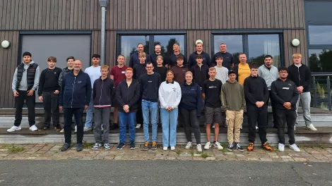 Das Foto zeigt eine Gruppe neuer Auszubildender bei Holcim