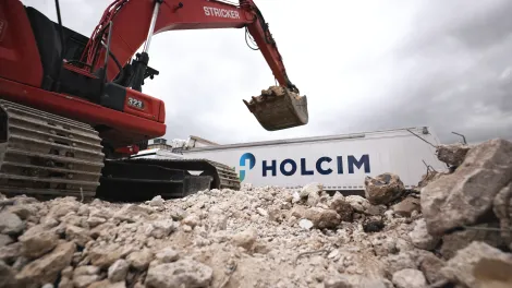 bagger auf Recycling Bauabbruch.jpg