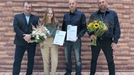 Die Preisträger des SEBU-Preises 2025 mit Blumen und Urkunden.