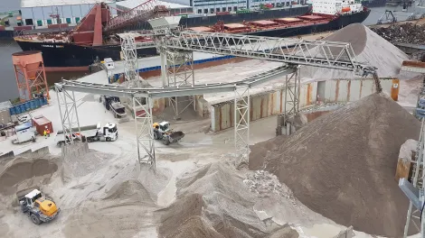 Schiff an einem Gesteinskörnungs-Terminal.