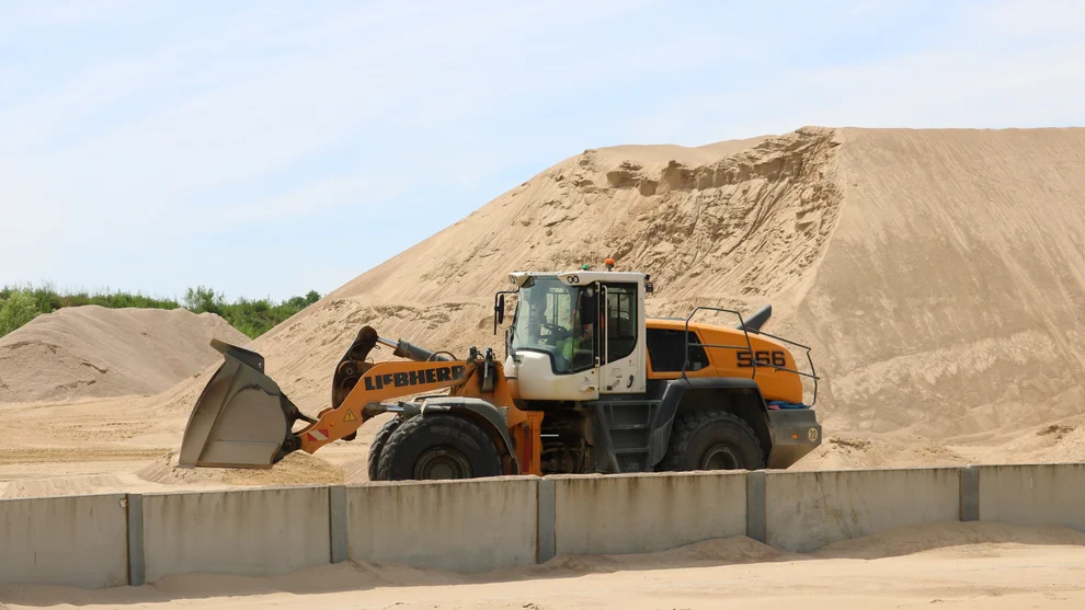 holcim-kieswerk-mit-bagger.jpg