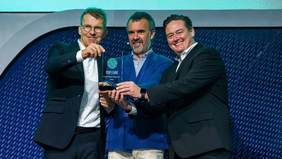 drei personen mit pokal bei weltklimakonferenz.jpg