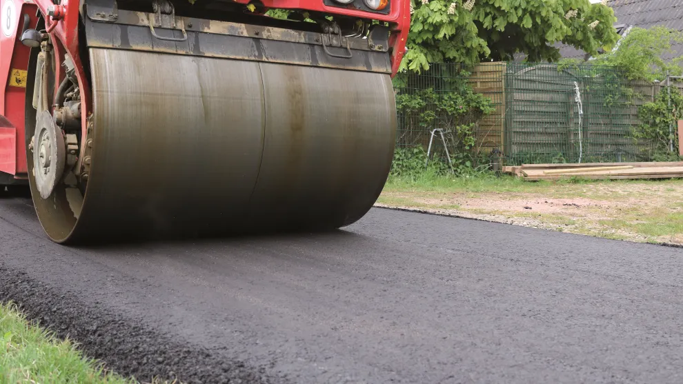 Walze auf einem Weg mit Gesteinskörnungen. 