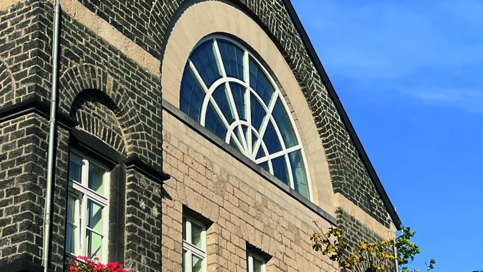 Haus mit Basaltlava-Fassade.