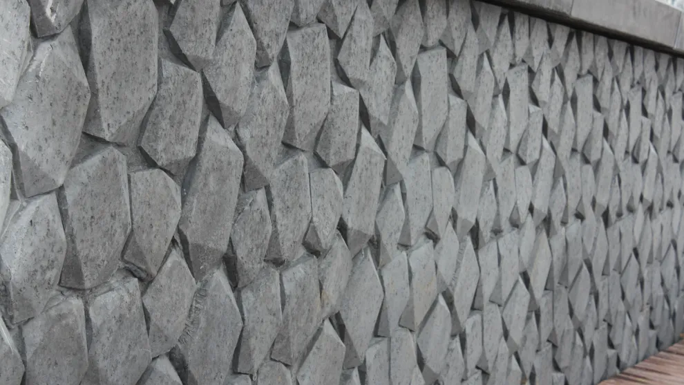 Mauer aus Basalton Mauerelemente.