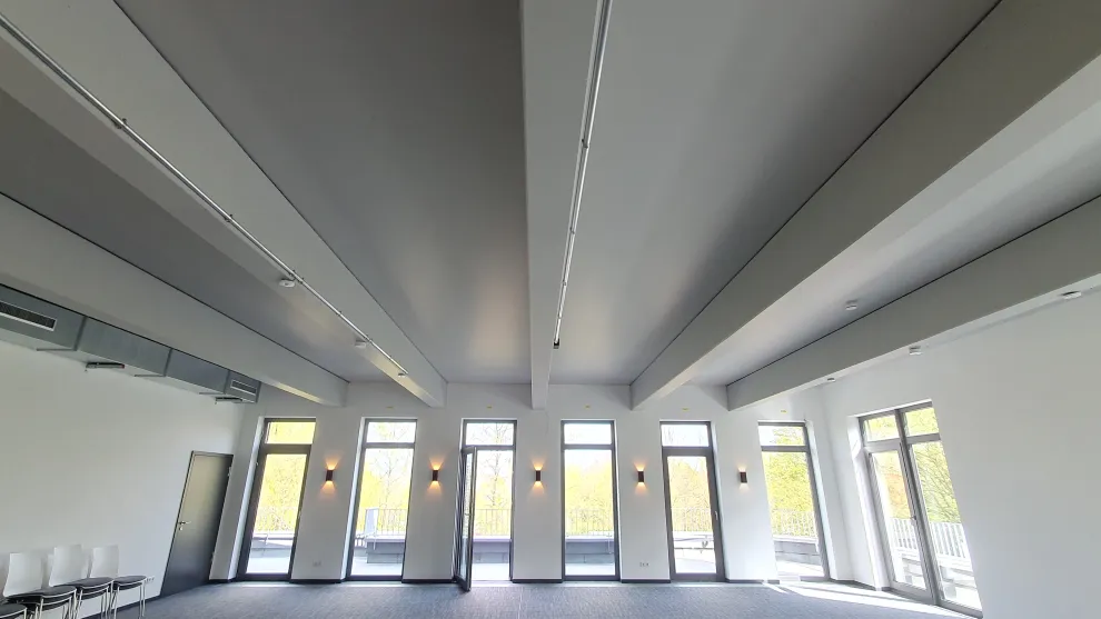 Raum mit großen Fenstern in der DRK-Zentrale in Beckum.