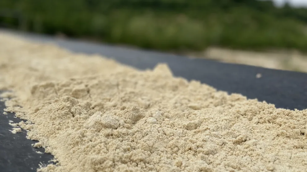 Getrockneter Quarzsand auf einem Fließband.