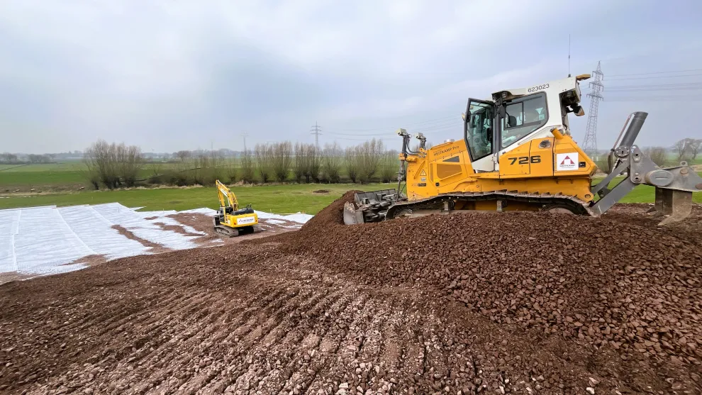 Baufahrzeug auf einer Baustraße.