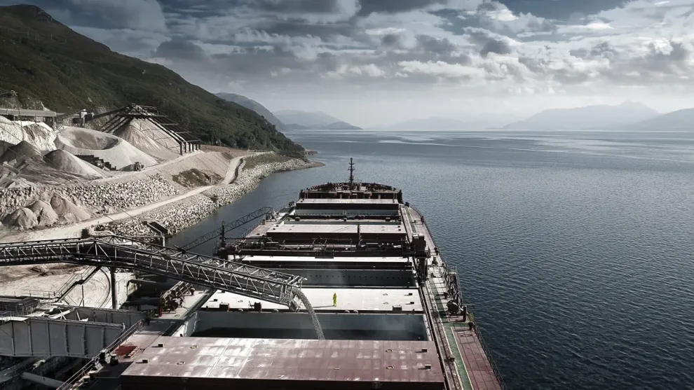 Schiff wird am Terminal Glensanda beladen.