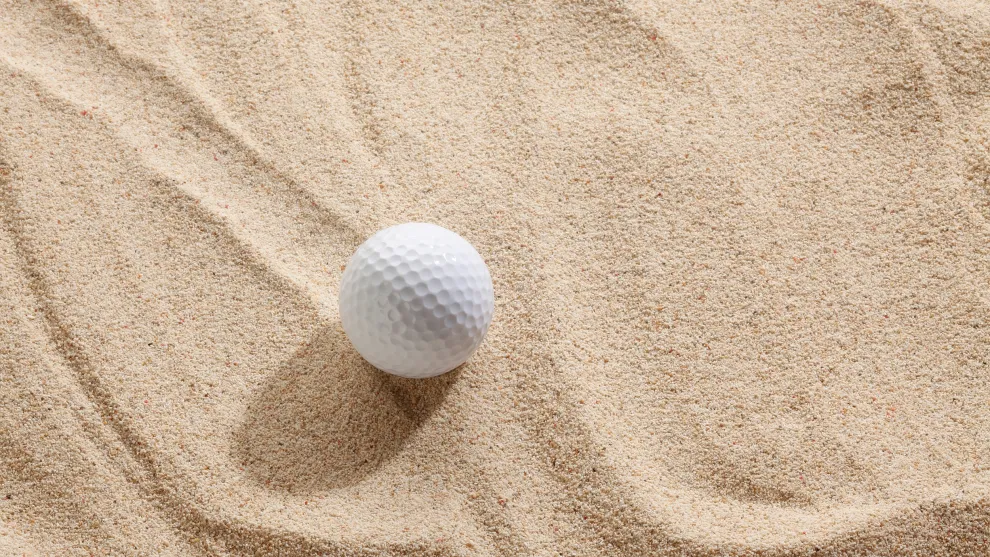 Golfball auf Sand. 