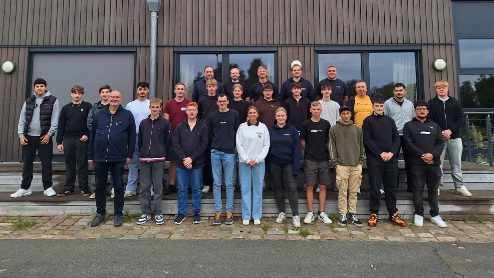 Das Foto zeigt eine Gruppe neuer Auszubildender bei Holcim