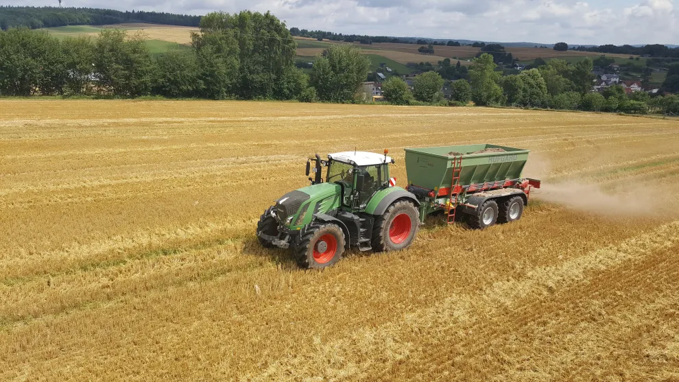 Ein Traktor fährt über das Feld.