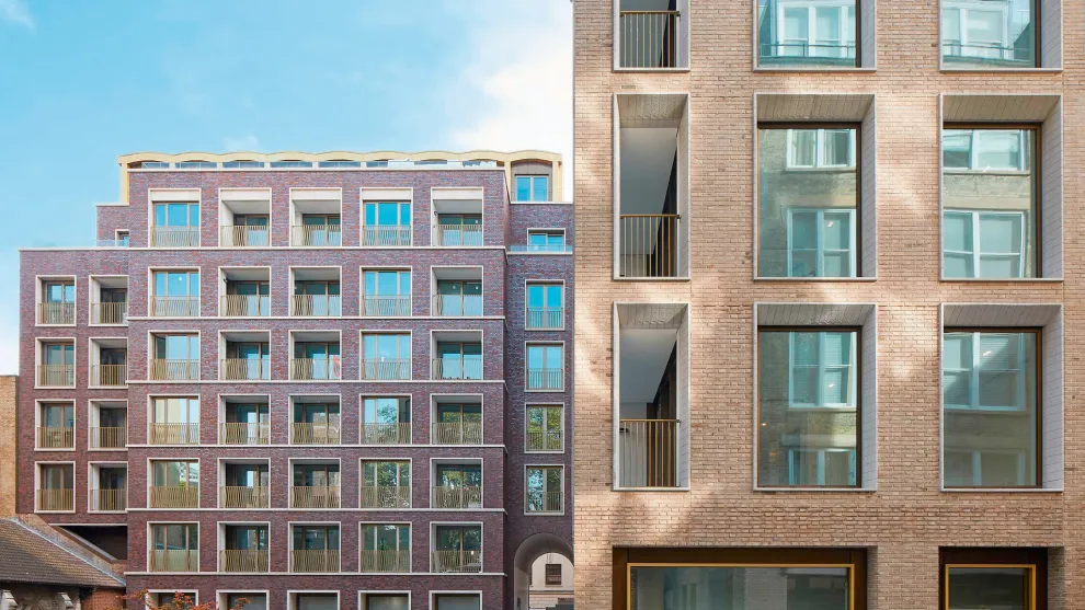 Mehrstöckige Gebäude mit vielen Fenstern.