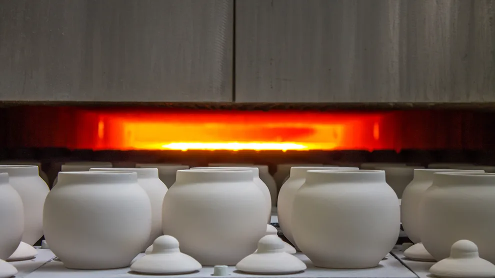 Keramik Behältnisse vor einem Brennofen. 