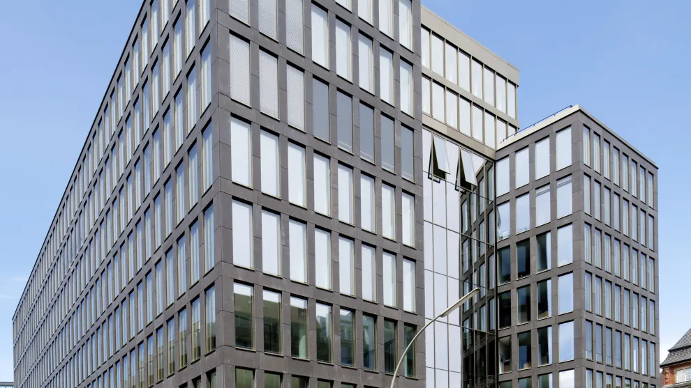 Gebäude mit Basaltfassade und vielen Fenstern.