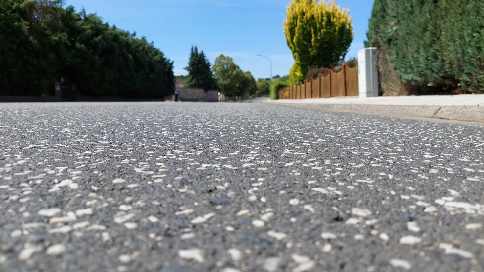 Straßenbelag aus Quarzit umsäumt von Büschen.