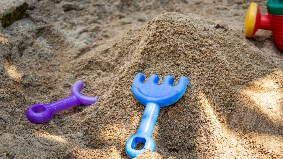 Sand mit Sandspielförmchen.