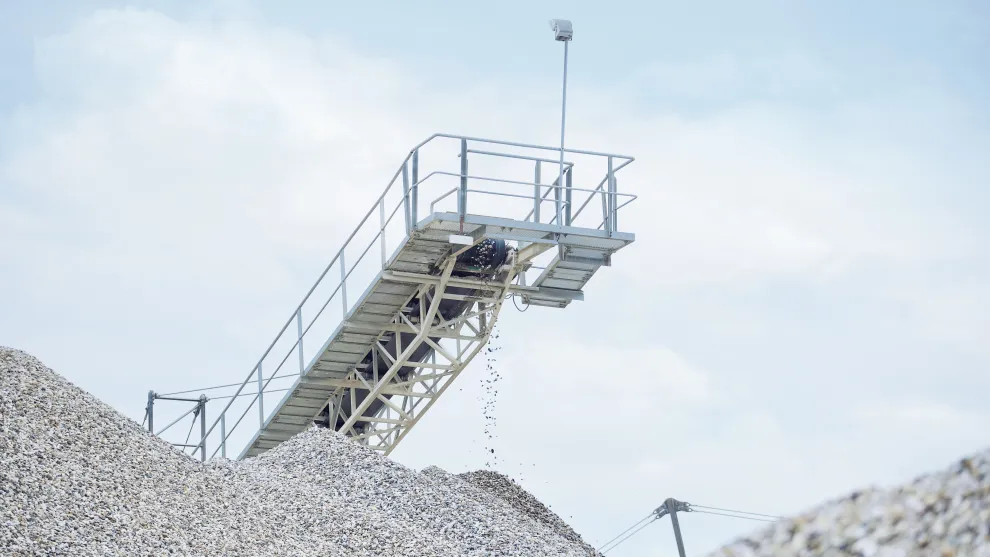 Förderband über einem Kiesberg.