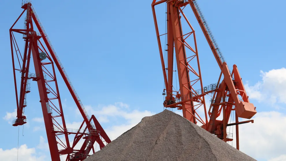 Kräne hinter einem Hügel Glensanda.