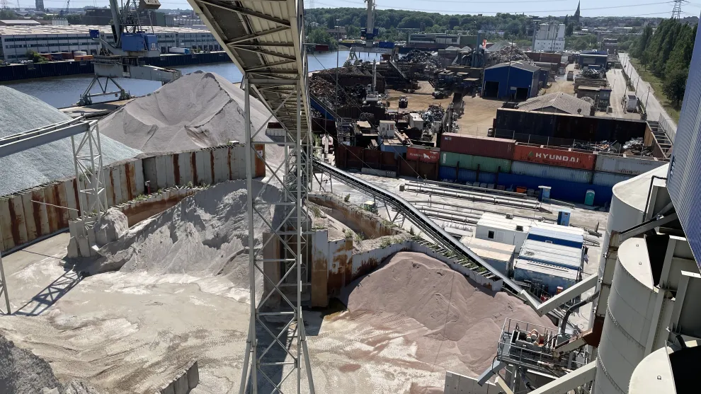 Glensanda Gesteinskörnungen im Terminal Hamburg von oben betrachtet.