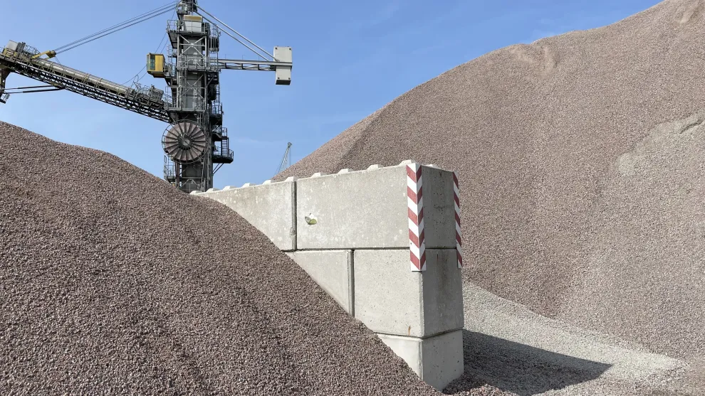 Glensanda Granit aufgehäuft im Terminal Rostock.