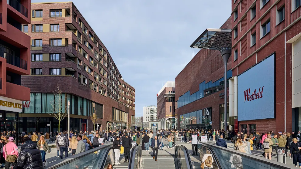 Belebte Fussgängerzone in der Hamburger Hafencity.