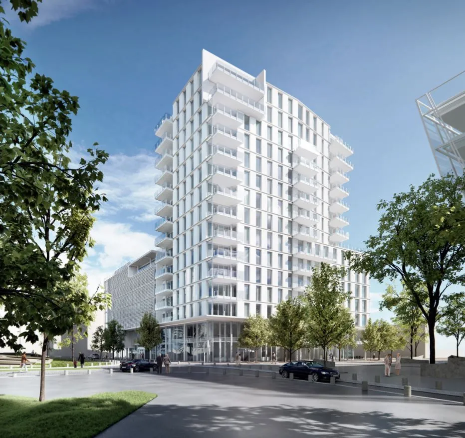 Modernes Hochhaus mit Bäumen.