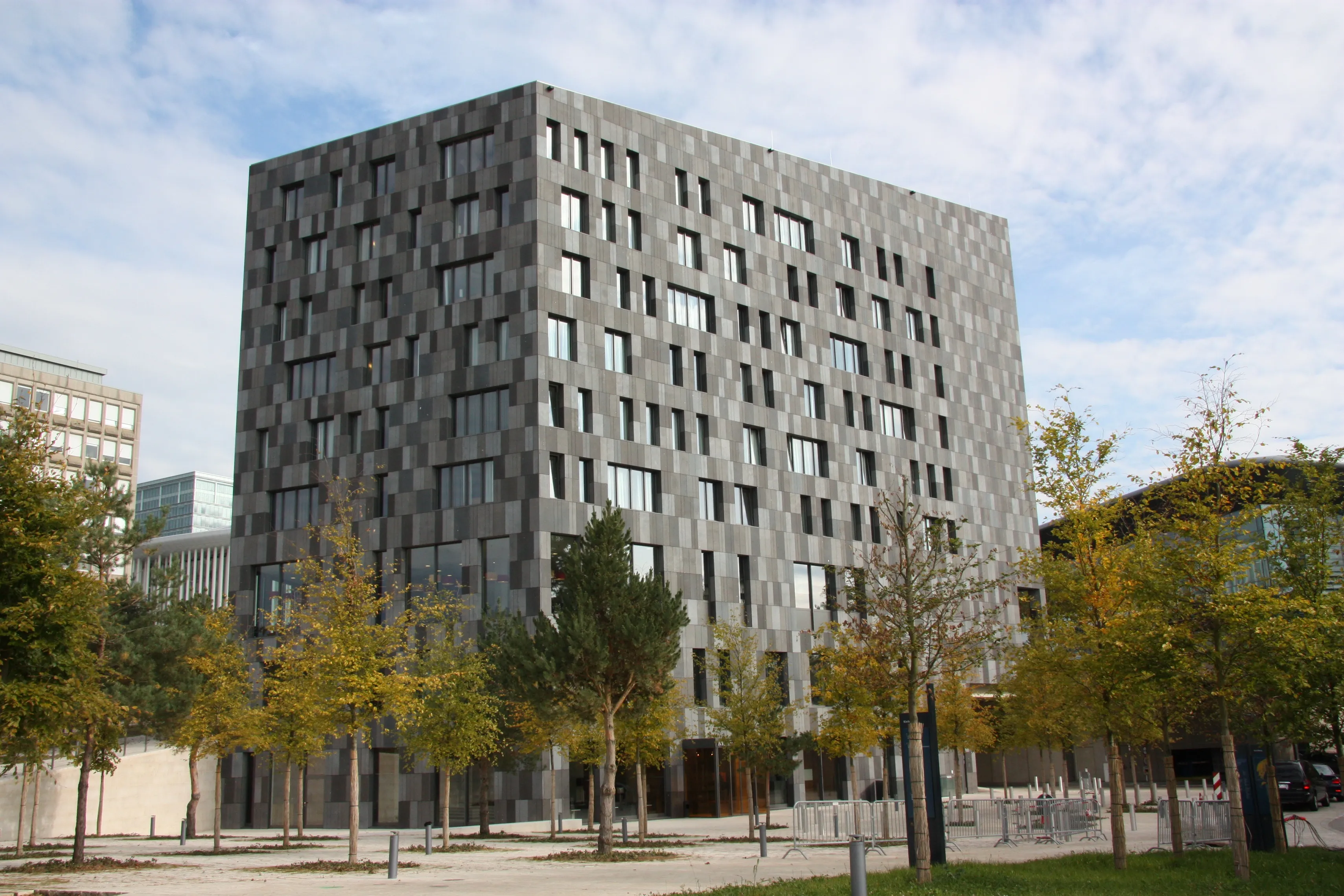 Hotelgebäude mit Fassade aus Basaltlava.