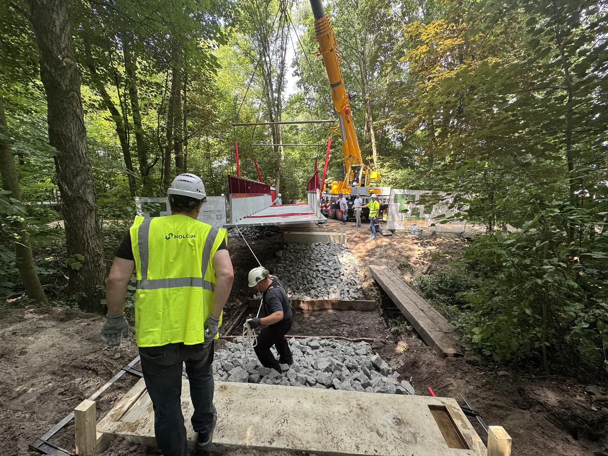 Aufbau einer Brücke aus Carbonbeton mit einem Kran.