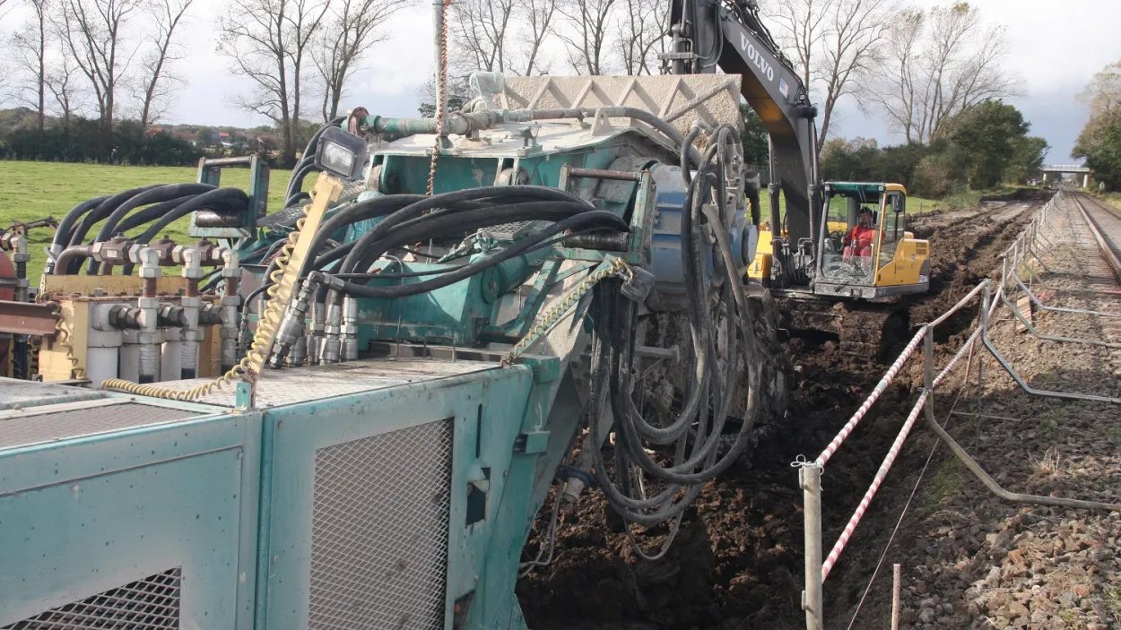 Baufahrzeug beim Bau einer Bahnstrecke.