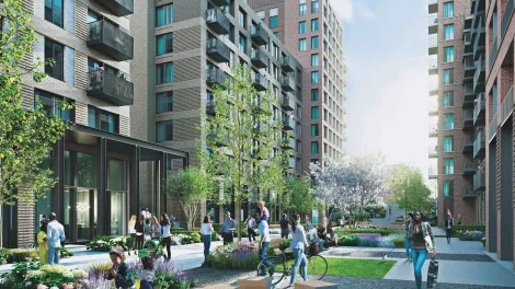 Häuserzeile mit begrüntem Fußgänger-Bereich und Menschen.