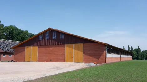 Stall für die landwirtschaftliche Nutzung neben einem Acker