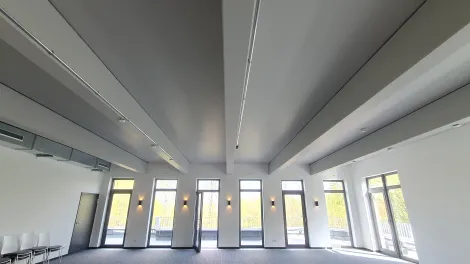 Raum mit großen Fenstern in der DRK-Zentrale in Beckum.