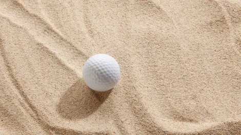 Golfball auf Sand. 